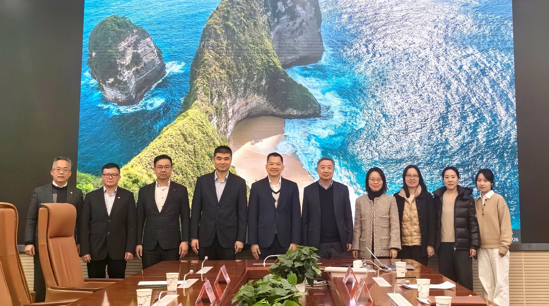 Group photo of Zhou Min, Vice President of the State Information Center, with the FDCT delegation.