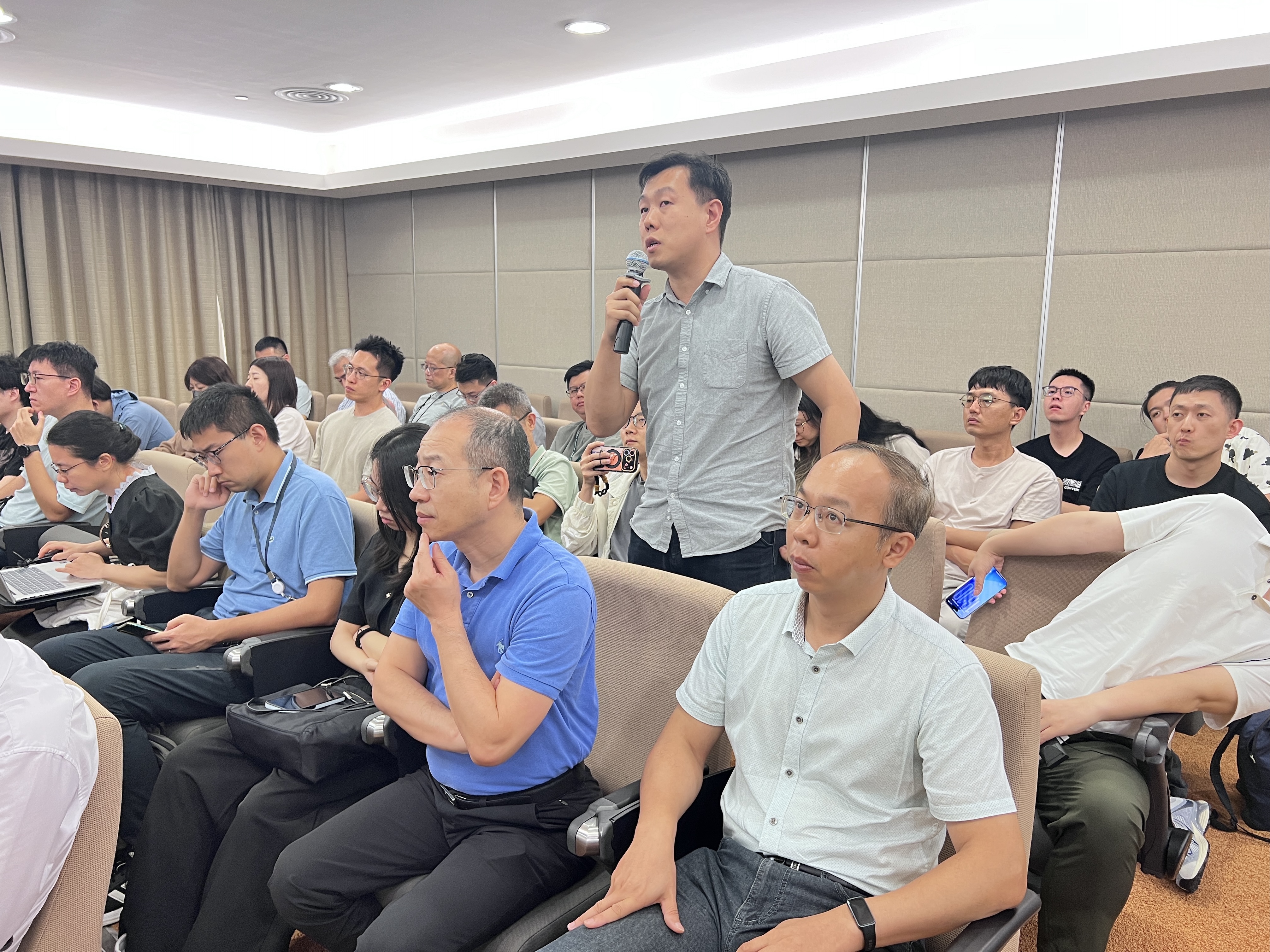 Guests actively raise questions during the Q&A session.