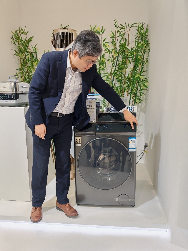 Representante de empresa tecnológica de Macau na Zona de Cooperação apresenta projecto de tecnologia táctil flexível de nanoprata aplicada a electrodomésticos inteligentes.