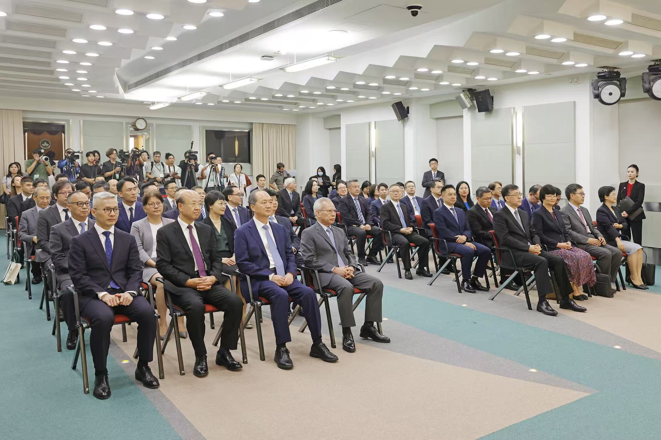 Macau abre nova página na inovação tecnológica Atribuídas placas identificativas a quatro laboratórios de referência do Estado