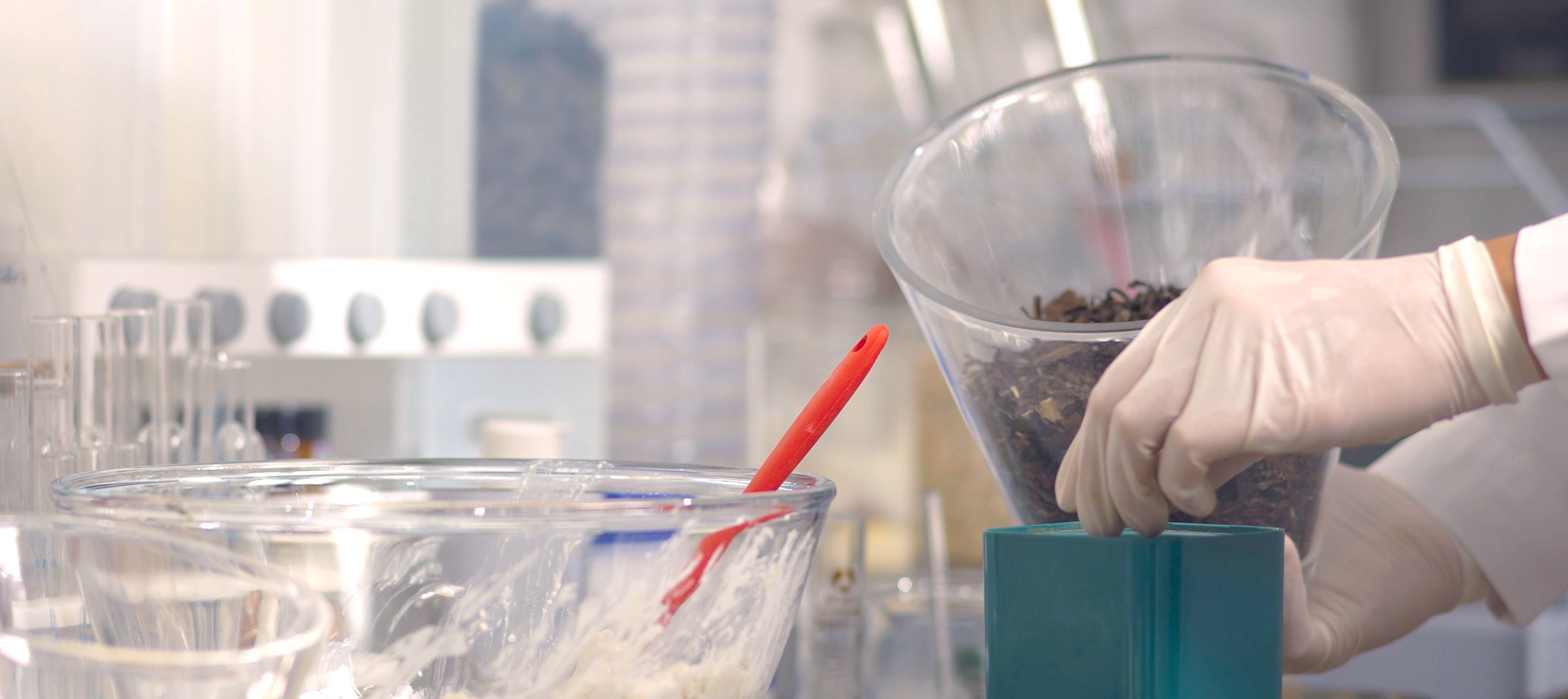 研發人員正進行實驗