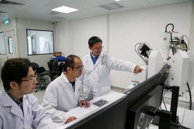 張小平教授（右一）指導博士生劉人瑞（左一）與羅朋威助理教授（左二）開展月壤樣品分析