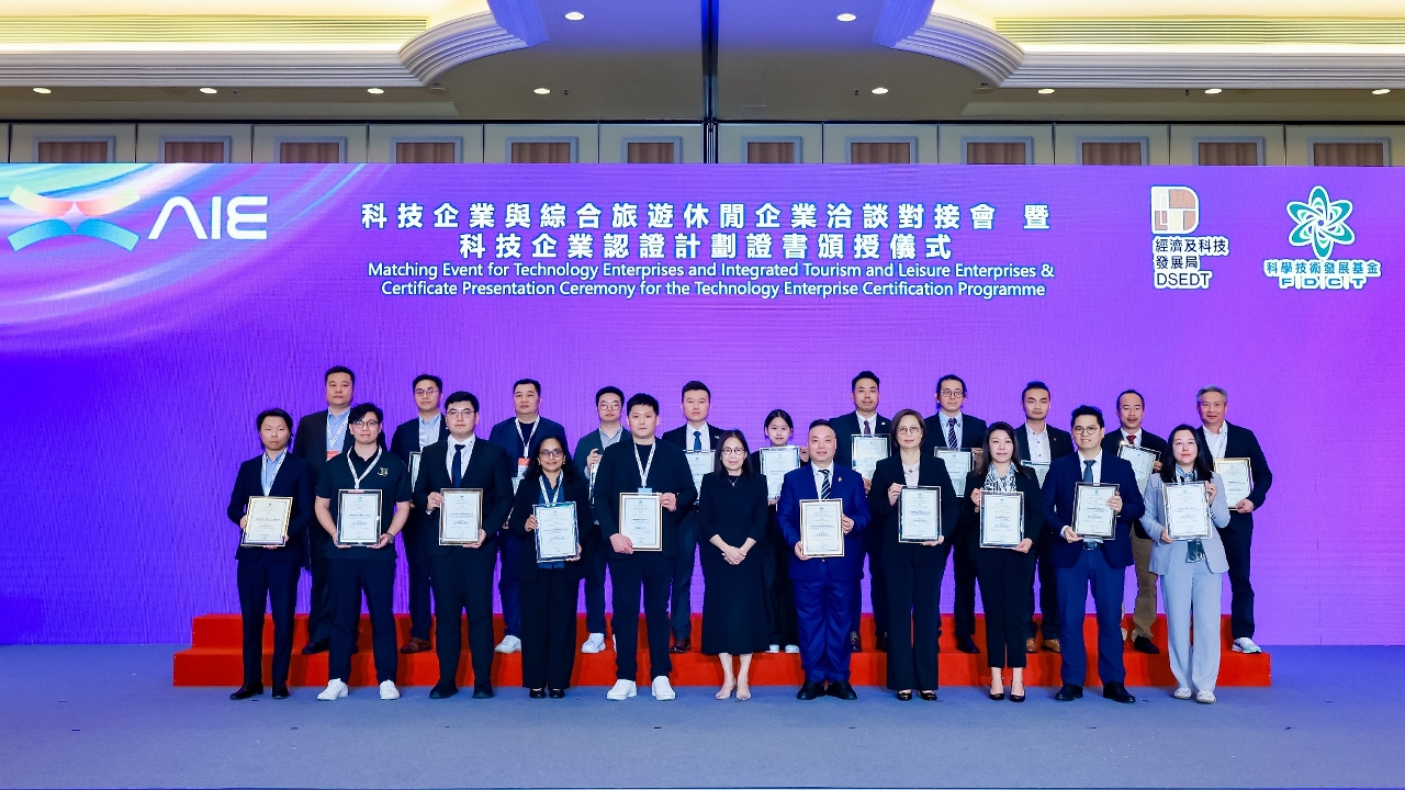 A Directora Substituta da DSEDT, Cheang Hio Man, entrega os certificados de certificação às 21 empresas de tecnologia