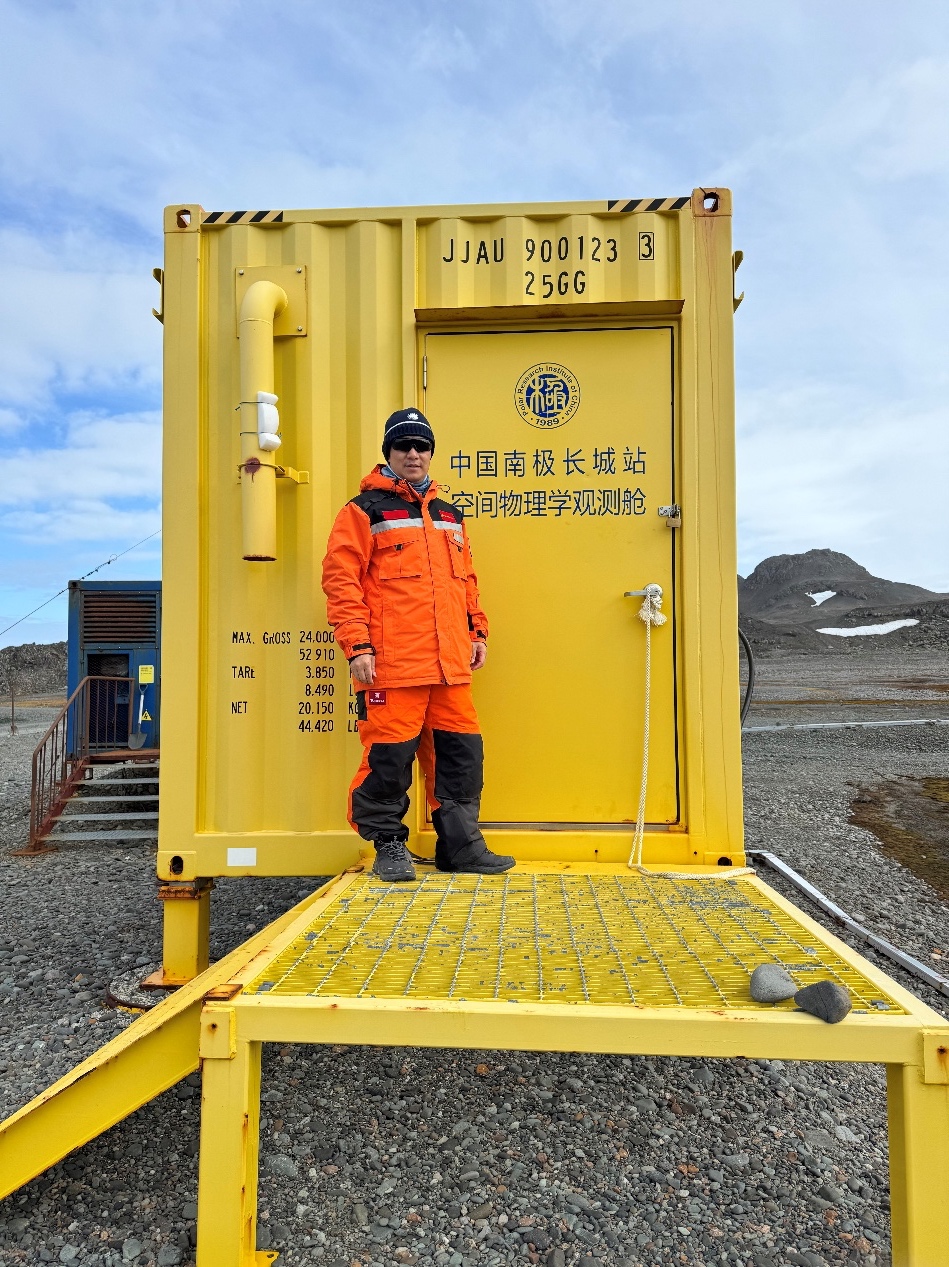 何兆國副教授在中國南極長城站空間物理學觀測艙外留影