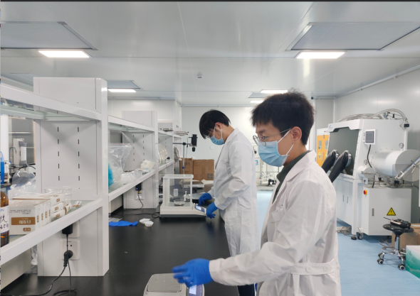項目成員從事矽基材料開發實驗