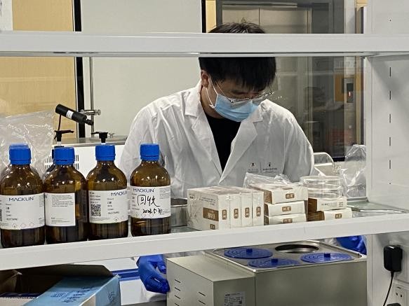 項目成員從事矽基材料開發實驗