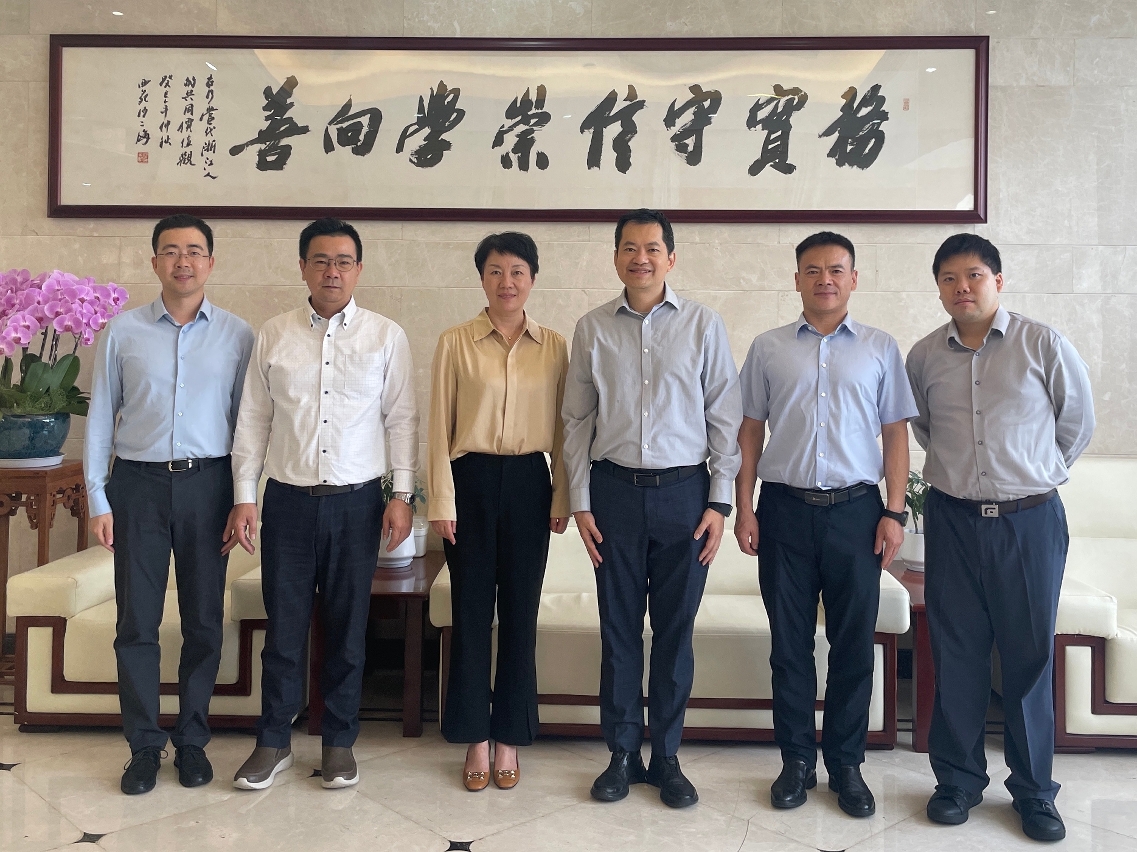 Foto de grupo com a Directora do Departamento de Ciência e Tecnologia da Província de Zhejiang, Tong Guili, o Presidente do Conselho de Administração do FDCT, U U Sang, e o Subdirector do Departamento de Ciência e Tecnologia da Província de Zhejiang, Lou Xuejun, entre outros.